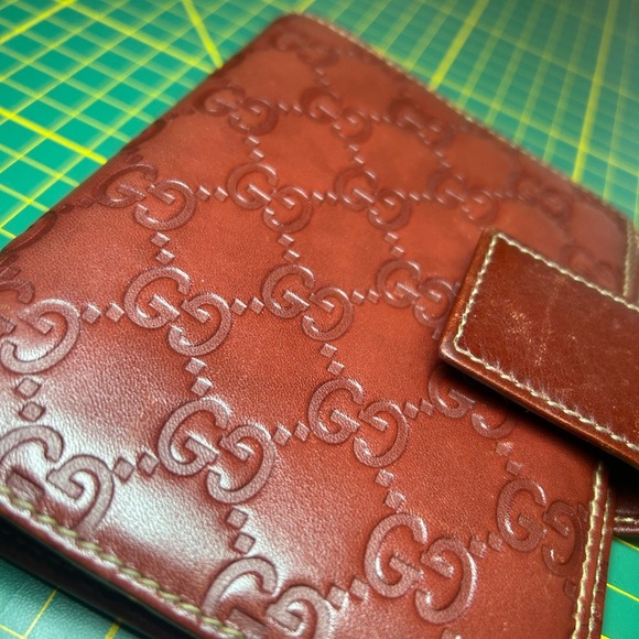 Vintage Gucci embossed GG leather notebook case in a burgundy red - Picture 7 of 11